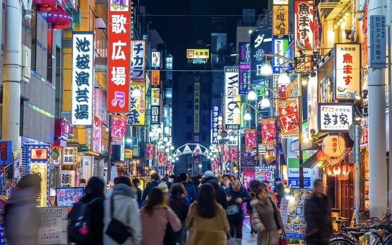 池袋西口の夜。居酒屋の看板と人通りが続く街並み