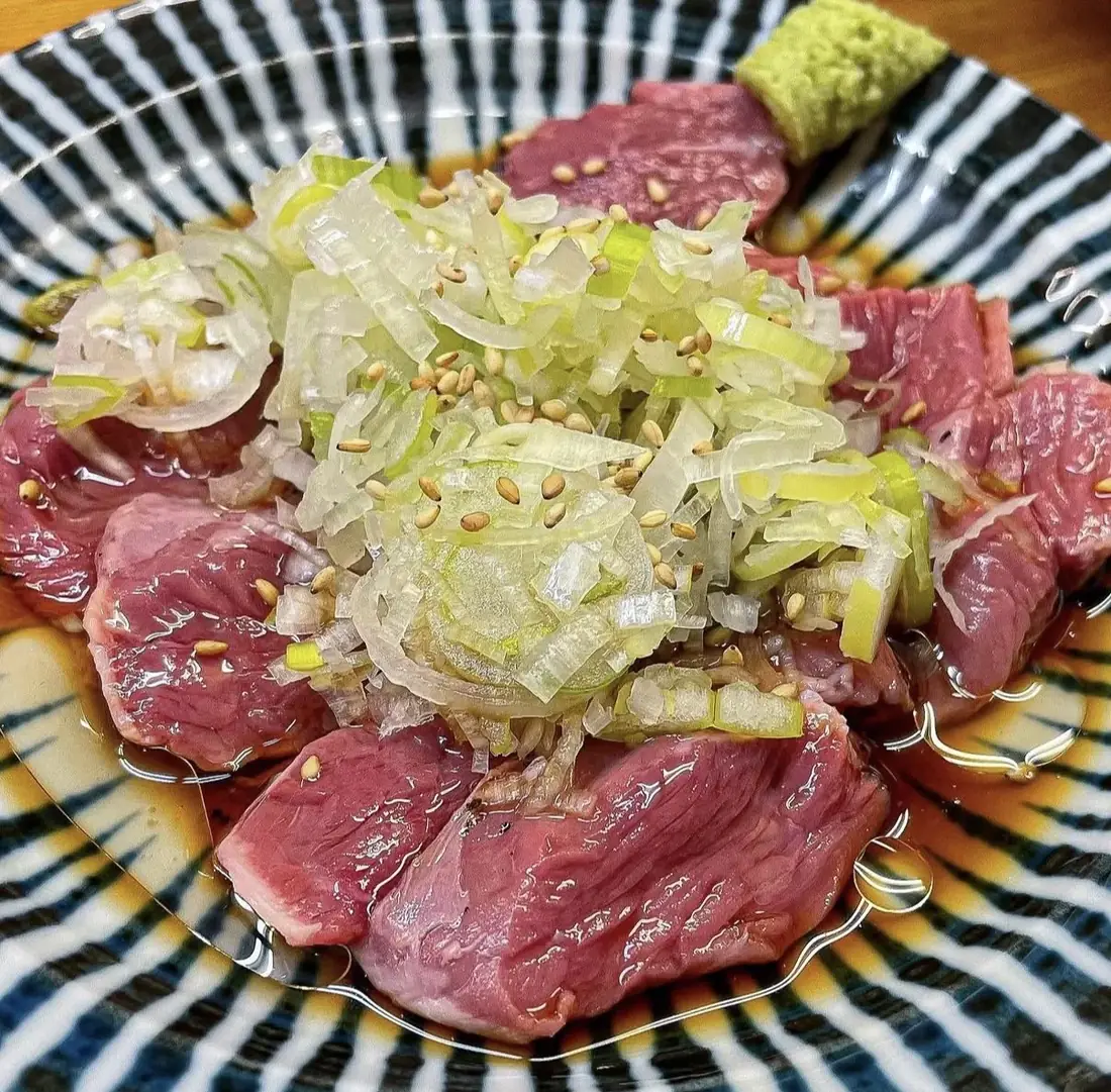もつ焼き いとや:ねぎをたっぷり添えた一皿。串以外も楽しみたい。