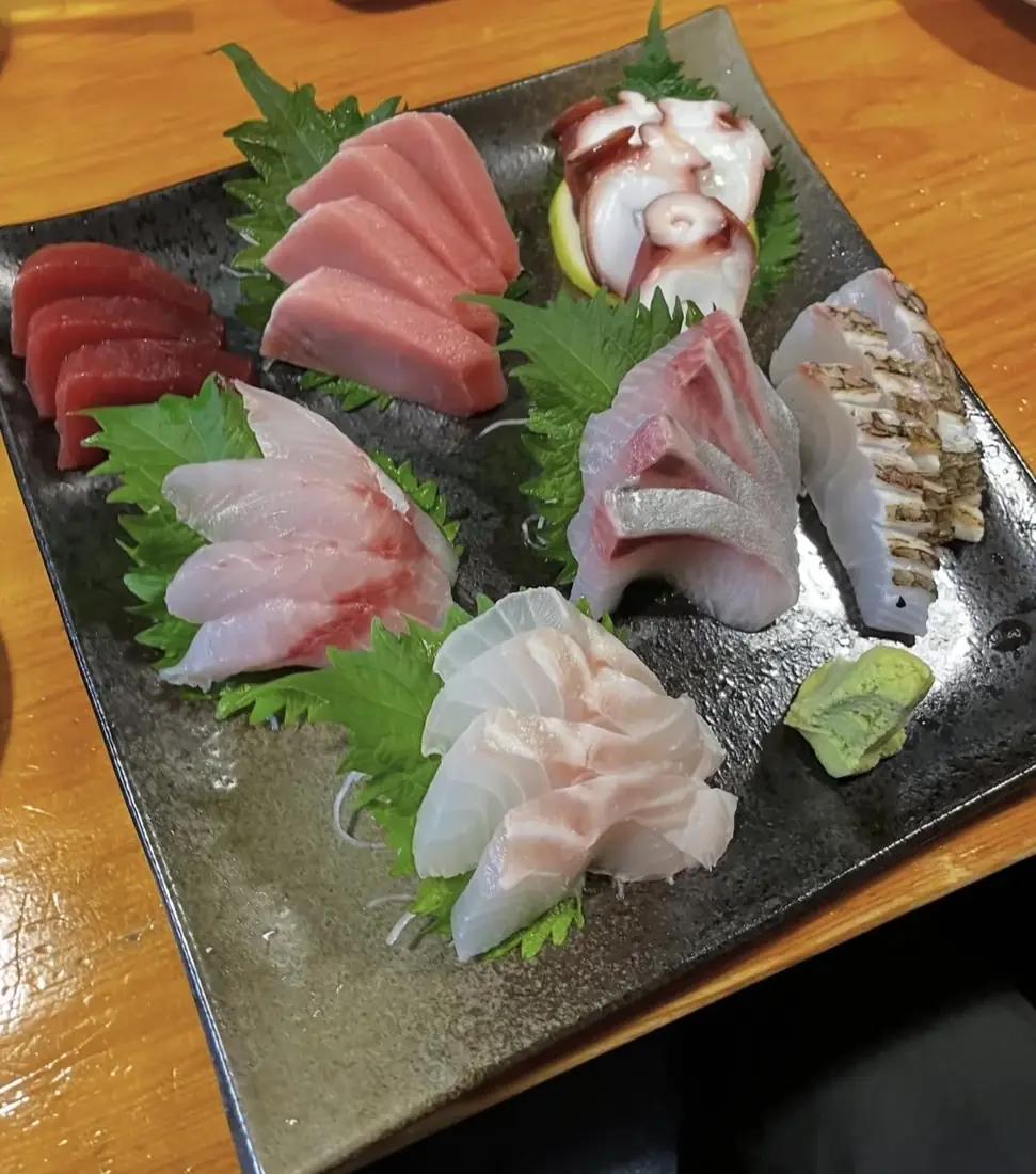 はちまる 蒲田店:焼き鳥だけでなく、刺身を挟めるのもいい。