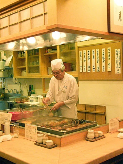 新橋お多幸の店内とおでん鍋