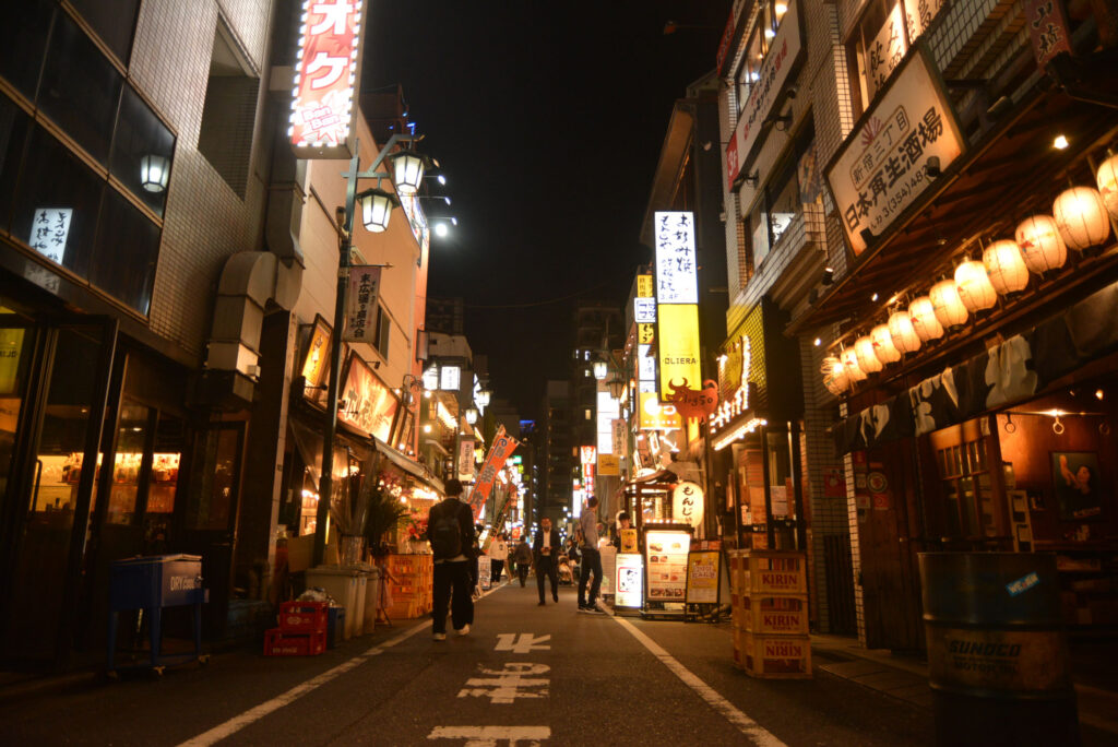 新宿三丁目の夜。提灯と居酒屋の看板が並ぶ通り