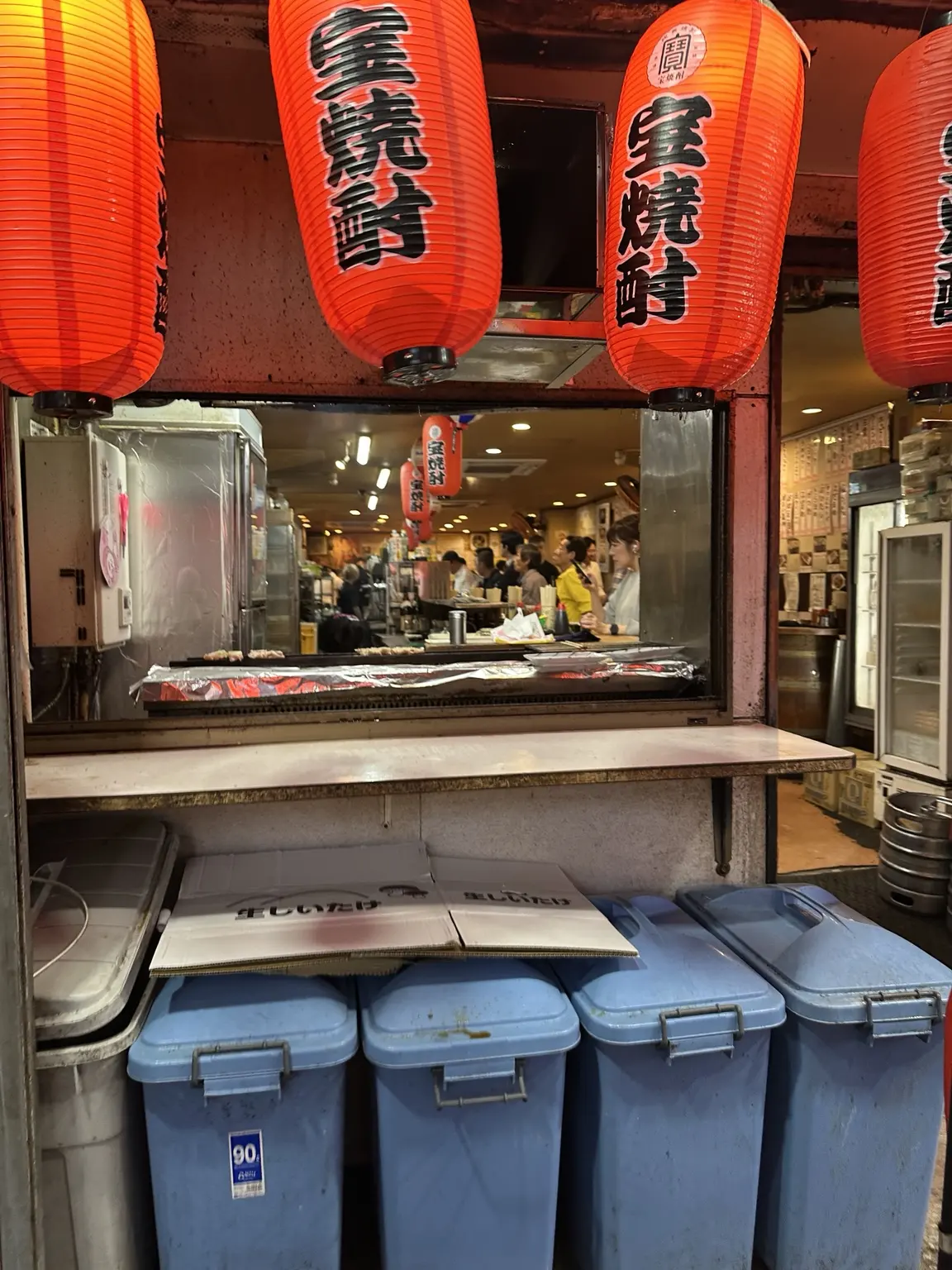 立飲み たきおかの入口から見える店内