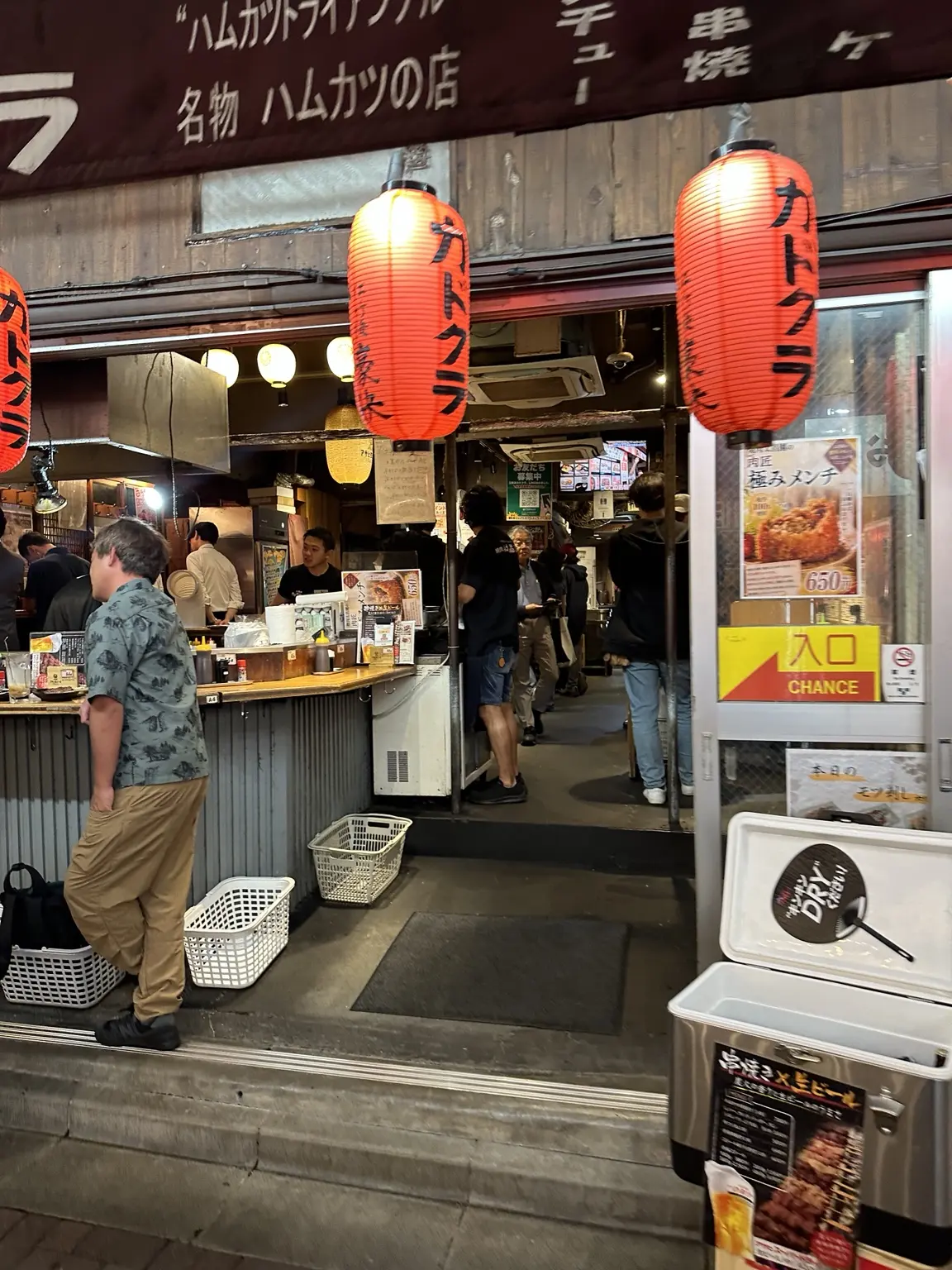 立飲み カドクラの入口とカウンター