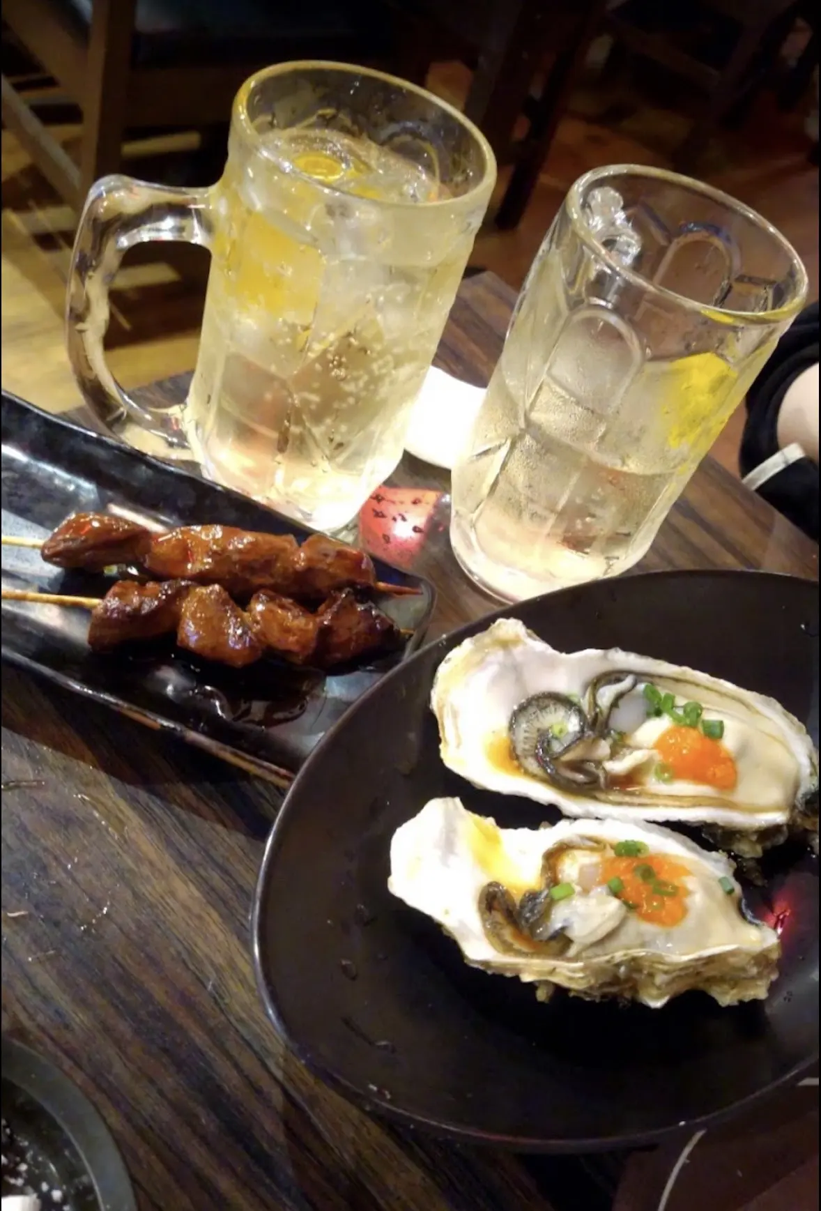 ホルモン酒場で撮影した串焼きと牡蠣、飲み物