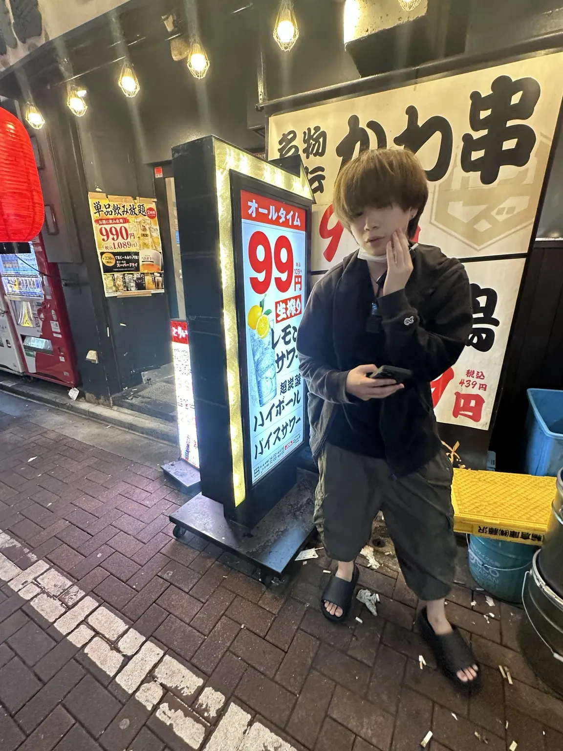 とりいちず 上野駅前店の入口付近と店頭看板