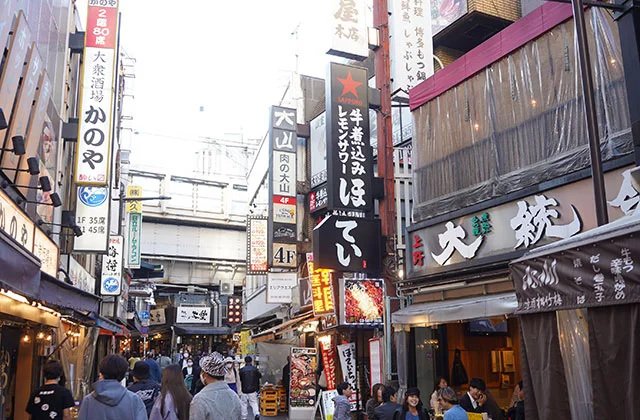 上野・アメ横の居酒屋が並ぶ路地