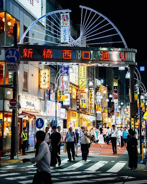 新橋西口通りの夜の街並み