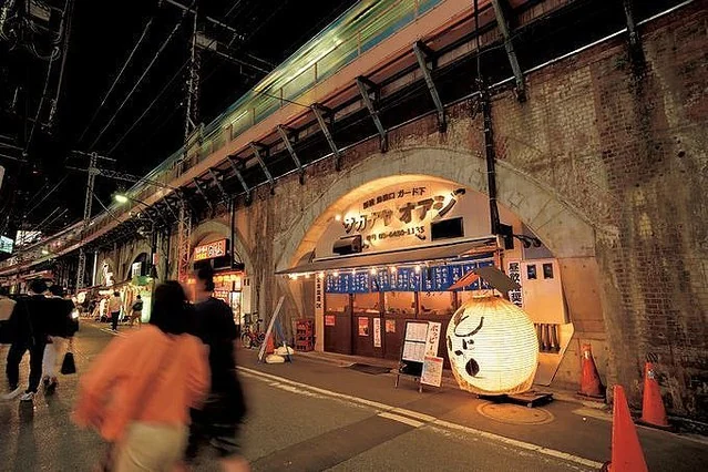 有楽町の高架下の夜の街並み