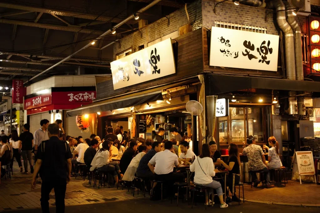 やきとり文楽の高架下の店先と夜のにぎわい