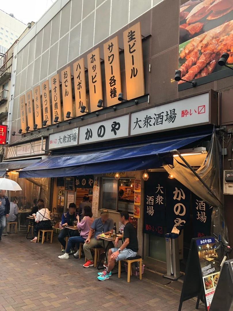 居酒屋かのや 上野本店の青いひさしと店先