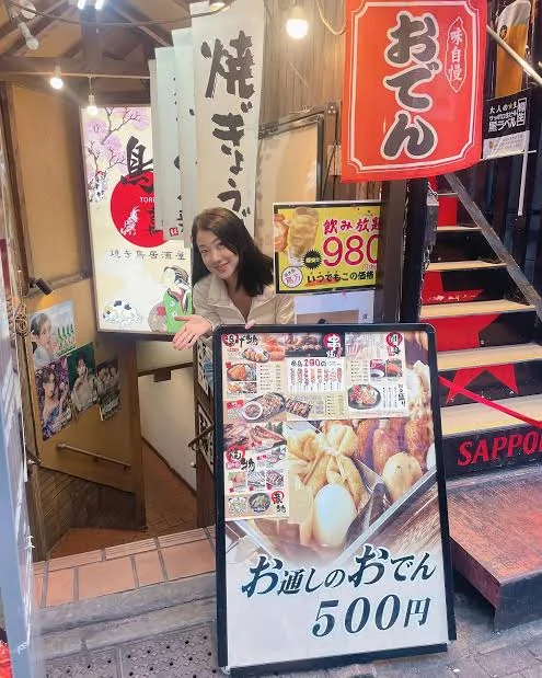 鳥万 上野店の地下へ続く入口とおでんの案内