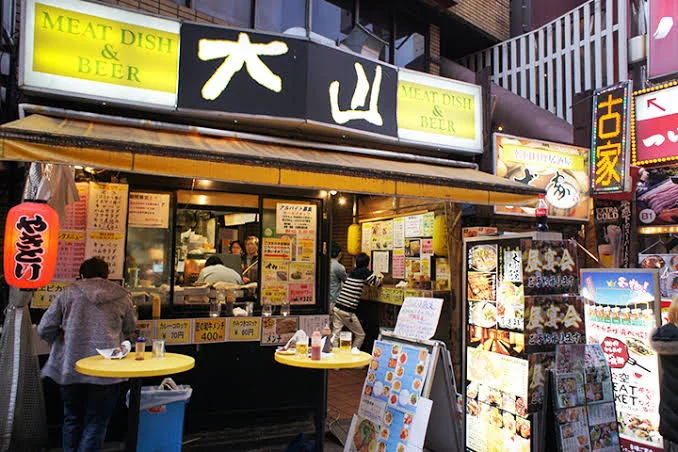 肉の大山 上野店の店頭と立ち飲みスペース