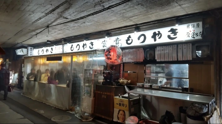 有楽町の高架下に並ぶ、もつ焼き店の外観